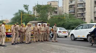 नोएडा-दिल्ली बॉर्डर पर हाई अलर्ट: किसानों के दिल्ली कूच और प्रदर्शनों के मद्देनजर चिल्ला बॉर्डर पर सुरक्षा कड़ी