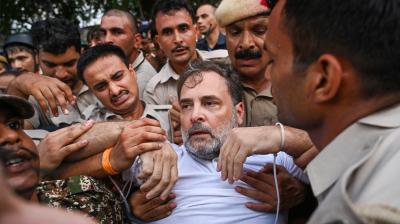 पीएम आवास के बाहर धरना दे रहे विपक्षी नेताओं को पुलिस ने हटाया, राहुल गांधी बोले-जोर आजमा लो, लड़ाई नहीं रुकेगी