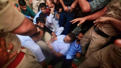 पीएम आवास से हटाकर राहुल गांधी को लेकर छत्रसाल स्टेडियम पहुंची पुलिस, मंदिर मार्ग थाने में प्रियंका गांधी वाड्रा