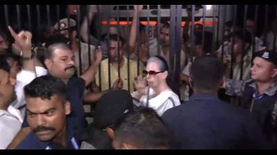 सोनिया गांधी दिल्ली स्थित मंदिर मार्ग थाने पहुंचीं, बेटी प्रियंका से की मुलाकात