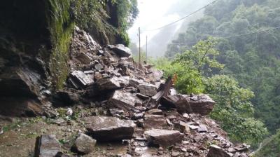 भारी बारिश से उत्तराखंड बेहाल, 142 सड़कें प्रभावित, मौसम विभाग ने जारी किया येलो अलर्ट