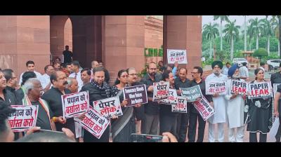 काले कपड़े पहनकर विपक्षी सांसदों का संसद परिसर में विरोध, राहुल और प्रियंका गांधी भी हुए शामिल