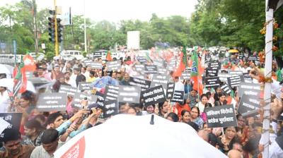 भोपाल में भाजपा नेता काले कपड़े पहनकर कांग्रेस दफ्तर घेरने सड़क पर उतरे