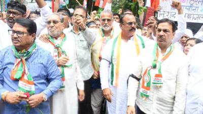 छात्रों पर लाठीचार्ज के विरोध में महाराष्ट्र कांग्रेस का भाजपा कार्यालय तक मार्च, हिरासत में कई नेता