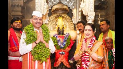 अषाढ़ी एकादशी : सीएम फडणवीस और मुंबई की मेयर ने मंदिर में की पूजा-अर्चना, कई अन्य नेताओं ने दी शुभकामनाएं