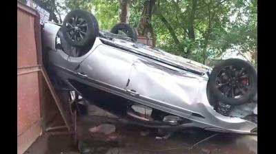 दिल्ली के वसंत कुंज में कार फिसलकर खुले नाले में गिरी, युवक की मौत
