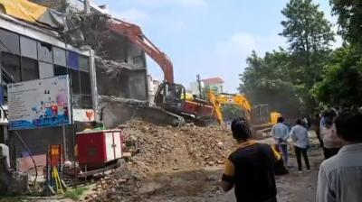 अलीगंज अग्निकांड: 15 लोगों की जान लेने वाली इमारत पर चला बुलडोजर, एलडीए ने शुरू कराया ध्वस्तीकरण