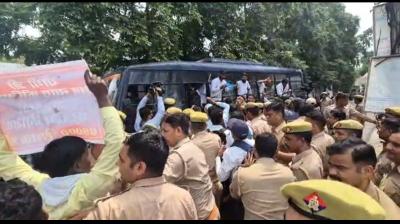 69,000 शिक्षक भर्ती के अभ्यर्थियों का प्रदर्शन, मायावती से हस्तक्षेप की मांग