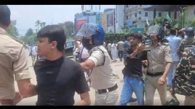 'बिहार बंद' के दौरान पटना में पथराव, पुलिस ने प्रदर्शनकारियों पर किया लाठीचार्ज