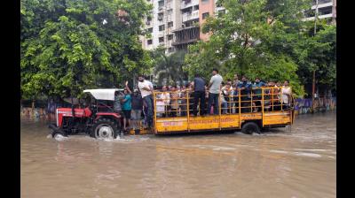 भारी बारिश के कारण गुजरात में हाईवे बंद; बांध से पानी छोड़े जाने की चेतावनी, कई लोगों को निकाला गया