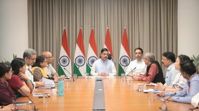 प्रह्लाद जोशी ने संभाला शिक्षा मंत्रालय, पहले ही दिन वरिष्ठ अधिकारियों संग की बैठक