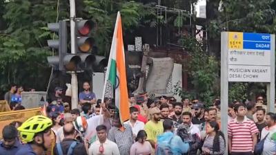 धर्मेंद्र प्रधान के इस्तीफे के बाद मुंबई में शिवसेना (यूबीटी) और मनसे ने निकाला मार्च