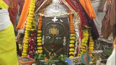गुरु पूर्णिमा पर सूर्य, चंद्रमा और बेलपत्र से सजे महाकाल, भांग से हुआ विशेष शृंगार