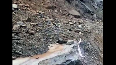 बारिश और भूस्खलन से चारधाम यात्रा पर रोक, यात्रियों की सुरक्षा के लिए प्रशासन अलर्ट