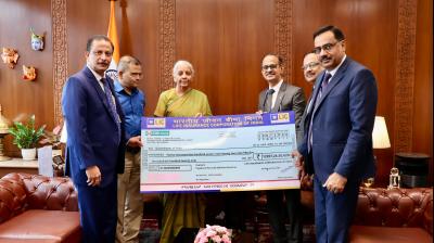 एलआईसी ने वित्त मंत्री निर्मला सीतारमण को 12,207 करोड़ रुपए का डिविडेंड चेक दिया