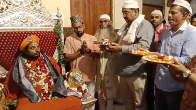 गुरु पूर्णिमा पर वाराणसी में गंगा-जमुनी तहजीब की मिसाल, मुस्लिम श्रद्धालुओं ने की गुरु पूजा