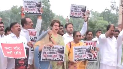 कांग्रेस सांसदों ने संसद के मकर द्वार पर किया प्रदर्शन, छात्रों पर पुलिस कार्रवाई के लिए अमित शाह से मांगा जवाब