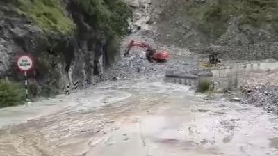 चमोली में भारी बारिश से बद्रीनाथ हाईवे बंद, सड़क खोलने का काम युद्ध स्तर पर जारी