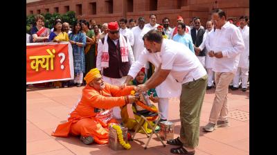 संसद परिसर में भगवा कपड़ों में विपक्ष के 'नाटक' से हिंदू धार्मिक