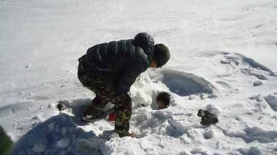 बर्फीले तूफान की चपेट में आए सभी पर्वतारोहियों की मौत, दो के मिले शव: नेपाल
