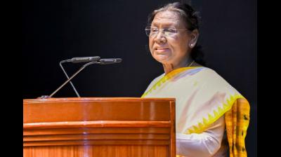राष्ट्रपति द्रौपदी मुर्मु ने स्वर्ण पदक विजेता अस्मिता डे और हर्ष