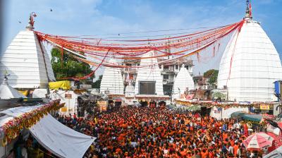 श्रावणी मेले पर देवघर के बाबा बैद्यनाथ मंदिर में उमड़ी श्रद्धालुओं की भारी भीड़