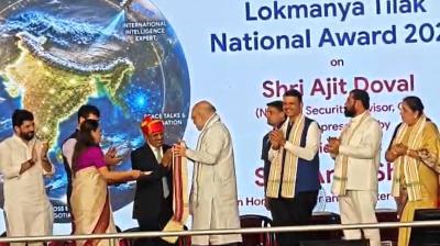 गृह मंत्री अमित शाह ने अजीत डोभाल को लोकमान्य तिलक नेशनल अवॉर्ड से