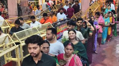 सावन के पहले सोमवार पर शिवालयों में उमड़ा आस्था का सैलाब, रात से ही