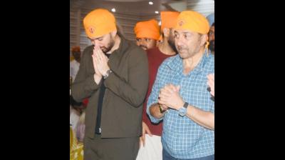 सनी देओल बेटे करण के साथ तख्त श्री हरिमंदिर जी पटना साहिब पहुंचे,