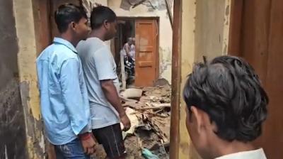 नॉर्थ-ईस्ट दिल्ली में घर की छत गिरने से दंपति की मौत, बच्चा बचा