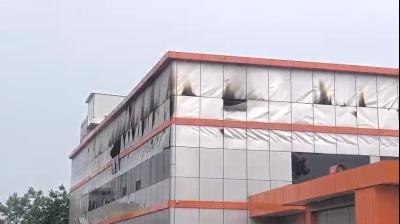 ग्रेटर नोएडा: इलेक्ट्रॉनिक चिप बनाने वाली कंपनी में भीषण आग, दीवार गिरने से दो फायर कर्मियों की दर्दनाक मौत