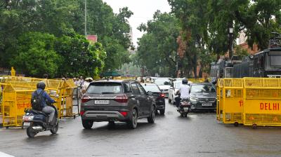 पीएम आवास की ओर प्रस्तावित मार्च पर रोक की मांग, सैकड़ों वकीलों ने