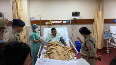 ग्रेटर नोएडा अग्निकांड: घायलों से मिलने अस्पताल पहुंचीं पुलिस कमिश्नर लक्ष्मी सिंह