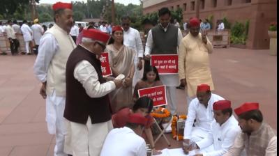 राम मंदिर चढ़ावा चोरी और जमीन सौदों पर सपा सांसदों का प्रदर्शन, संसद