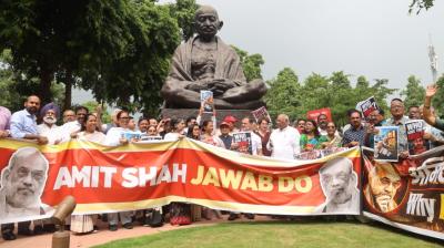 विपक्षी सांसदों ने संसद में गांधी की प्रतिमा से मकर द्वार तक निकाला