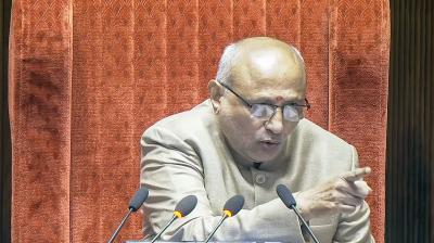 संसद में हंगामा, सभापति बोले- वेल में आने और प्लेकार्ड दिखाने पर होगी