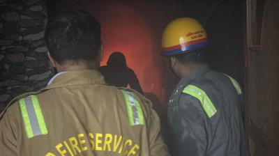 वैशाली के ग्रीन स्ट्रीट अपार्टमेंट में बंद फ्लैट में लगी भीषण आग, दमकल ने समय रहते पाया काबू, टला बड़ा हादसा