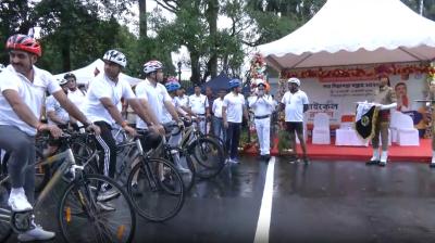 'सड़क सुरक्षा सप्ताह' के तहत कोलकाता पुलिस ने निकाली शहर में साइकिल