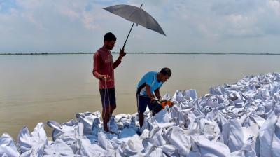 असम में बाढ़ से 13 जिलों में 15 लाख से अधिक लोग प्रभावित, मृतकों की
