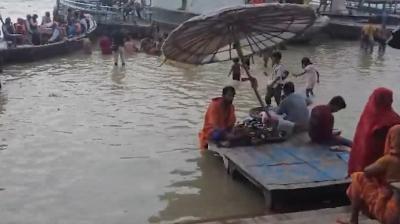 वाराणसी: हर घंटे बढ़ रहा है गंगा का जलस्तर, श्रद्धालुओं और पर्यटकों की भी आवाजाही प्रभावित
