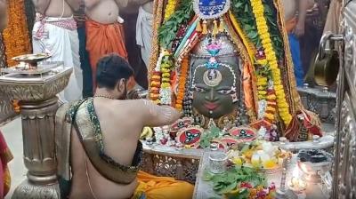 बाबा महाकाल का सूर्य, चंद्रमा और भांग से विशेष शृंगार; सिंगर बी प्राक ने किए दर्शन, शाम को देंगे प्रस्तुति