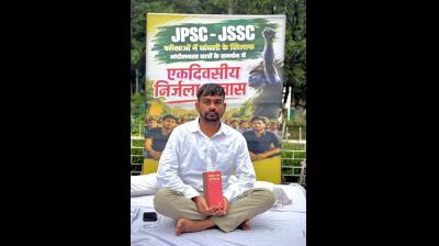 रांचीः आंदोलित छात्रों के समर्थन में विधायक जयराम महतो का निर्जला