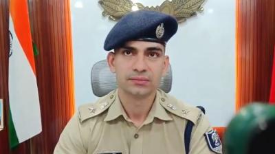 बिहार : फर्जी आईएएस बनकर ठगी और दबंगई करने वाला युवक गिरफ्तार, टेस्ला-टाटा सफारी समेत विदेशी शराब बरामद