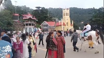 दिल्ली की गर्मी से बचने शिमला पहुंचे पर्यटक, सुहावने मौसम और वीकेंड