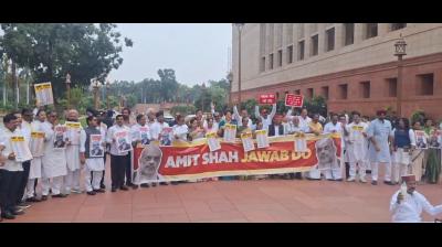 संसद परिसर में विपक्षी सांसदों ने किया विरोध प्रदर्शन, अमित शाह से