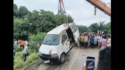मध्य प्रदेश के राजगढ़ में उफनते नाले में बही वैन, 9 लोगों की मौत