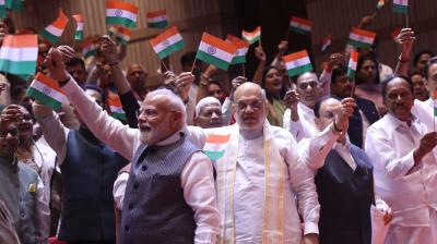 पीएम मोदी संग एनडीए सांसदों की मंगल बैठक, तिरंगा लहराकर दिया एकजुटता