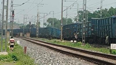 पलामू में कोयला लदी मालगाड़ी के 12 डिब्बे पटरी से उतरे, मुख्य रेल