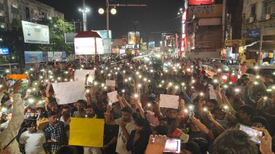 रांचीः पुलिस लाठीचार्ज के खिलाफ शिबू सोरेन के कटआउट के साथ मुंह पर