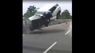 अतीक अहमद के बेटे की कार दुर्घटना का वीडियो आया सामने, ऐसे बिगड़ा कार